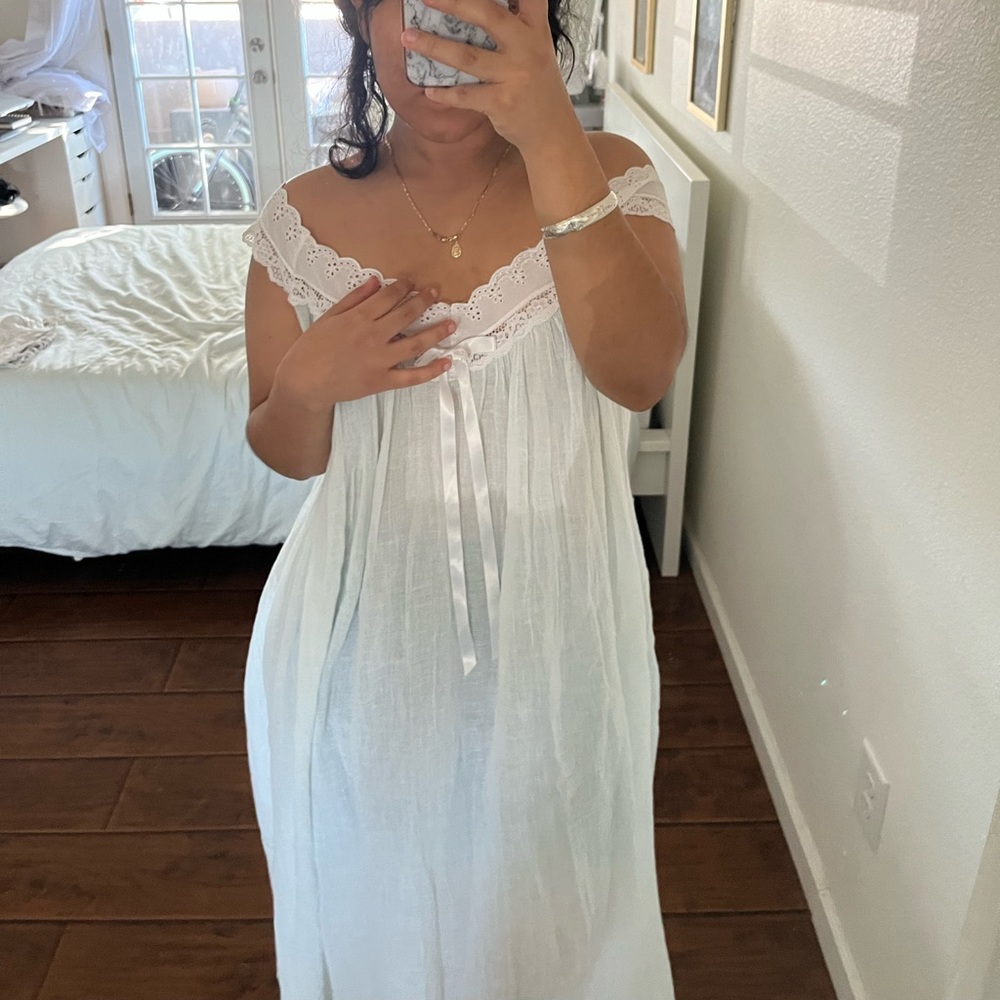 SOLD ❌Vintage flowy nightgown pastel green with rosette and lace - Picture 1 of 3